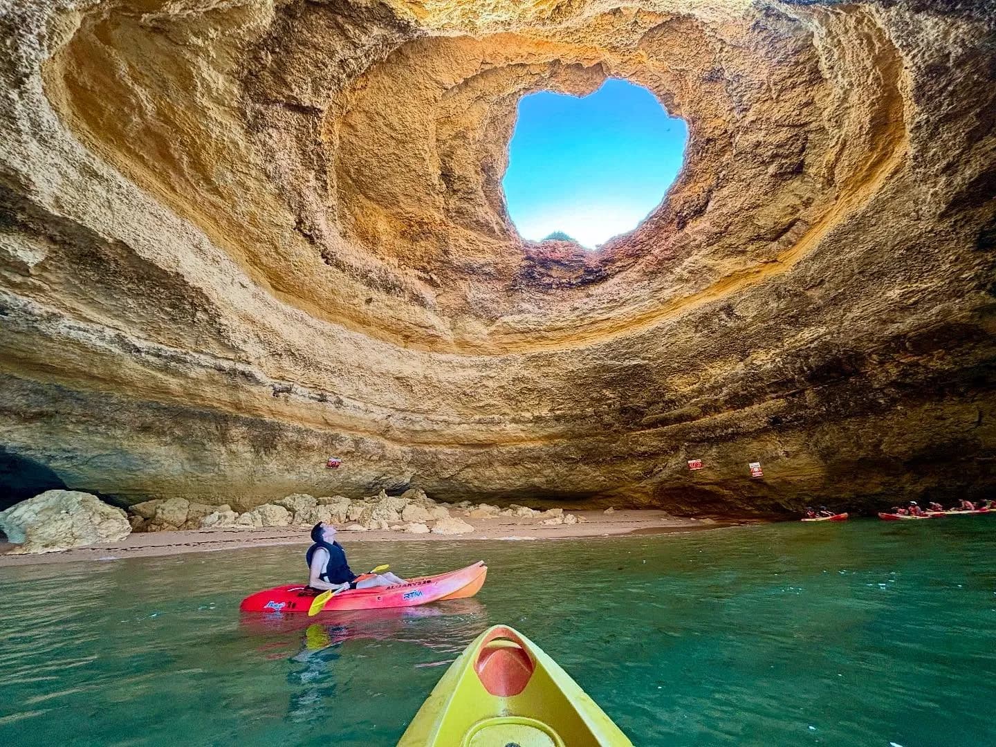 Tour de Kayak na Gruta de Benagil e Experiência na Costa do Algarve